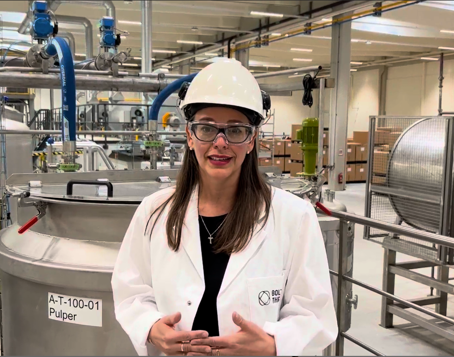Cintia Nardi operating major contract manufacturing line.